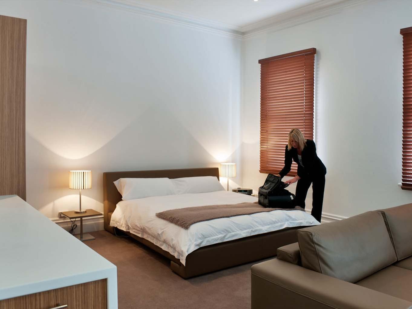Ikon Hotel Бърни Екстериор снимка