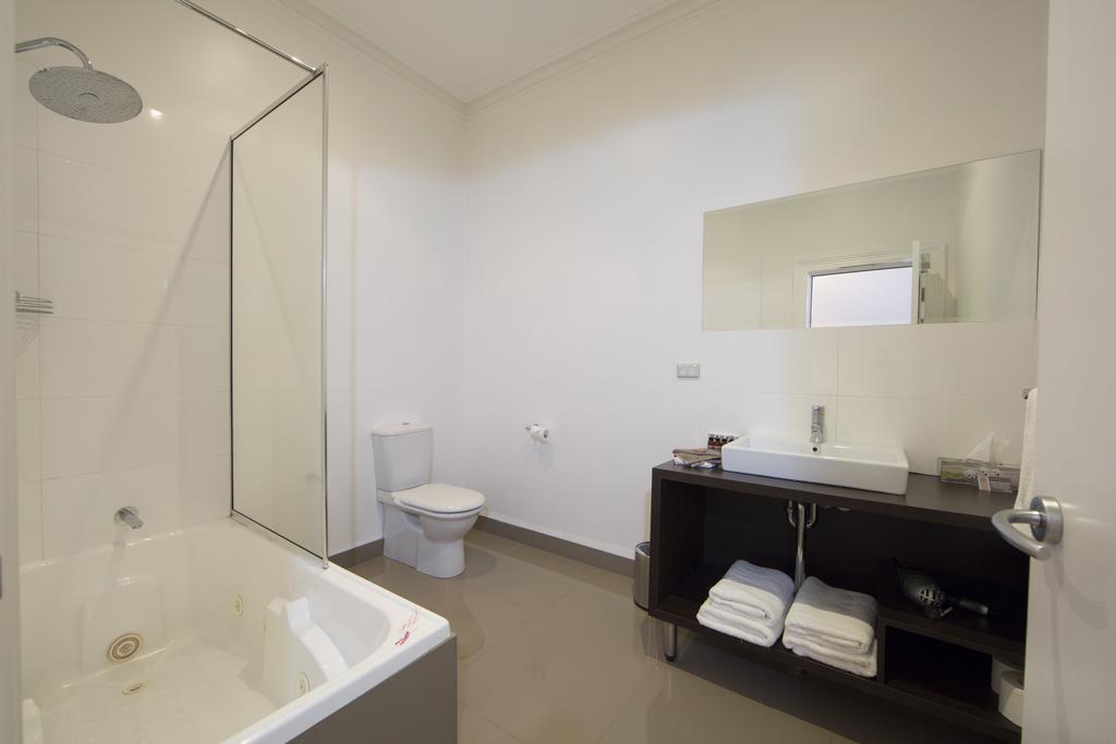 Ikon Hotel Бърни Екстериор снимка