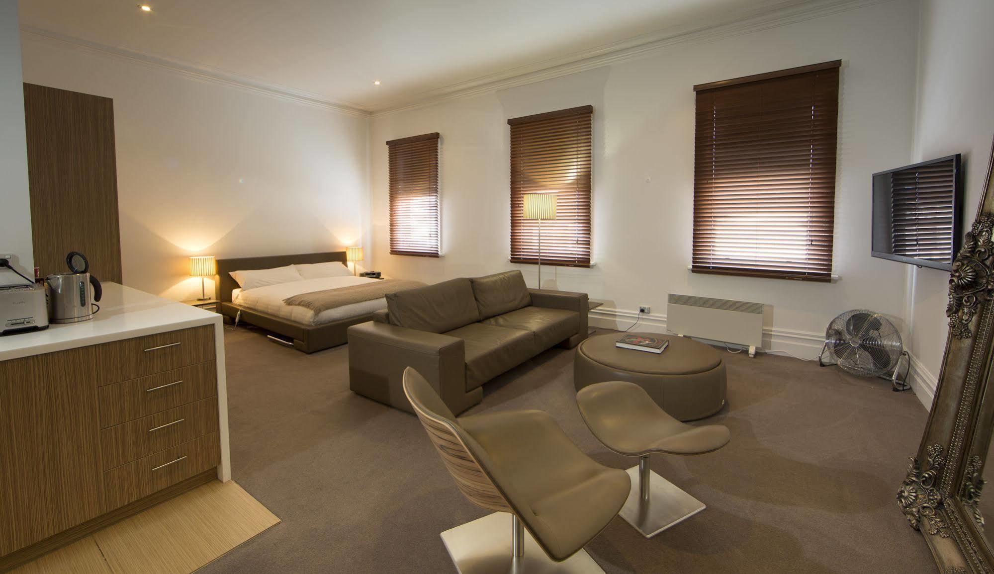 Ikon Hotel Бърни Екстериор снимка