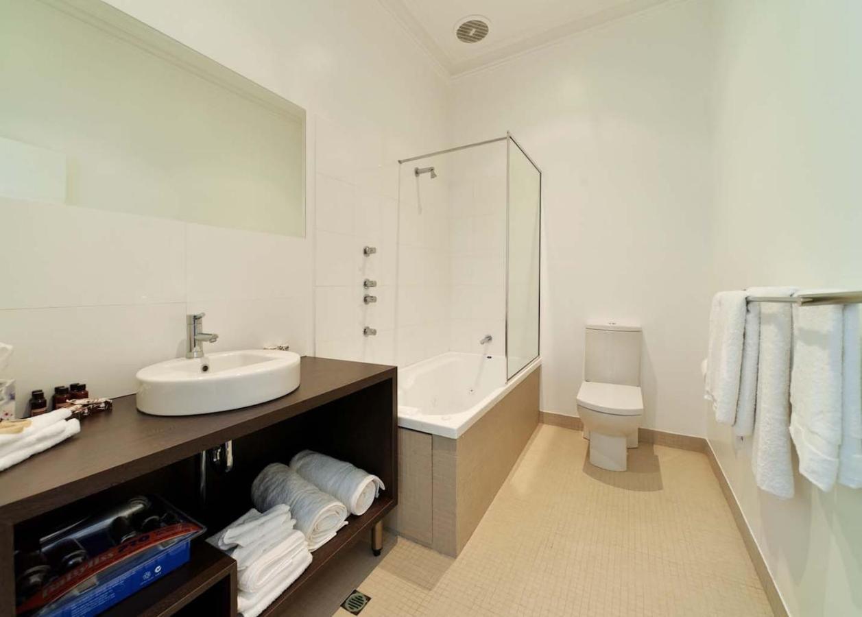 Ikon Hotel Бърни Екстериор снимка